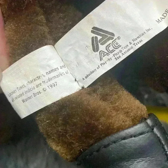 Vintage Wile E.  Coyote Plush
1997 Ace 13" With Santa Hat - Picture 12 of 16